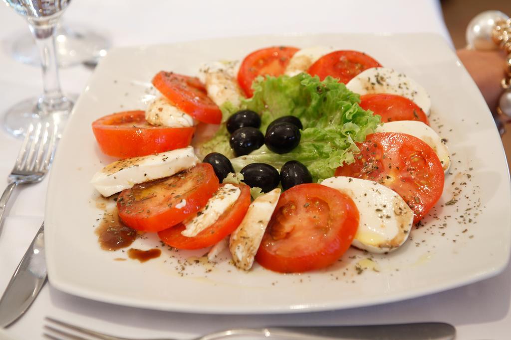 Hotel Zlatni Lav Martinšćica Εξωτερικό φωτογραφία