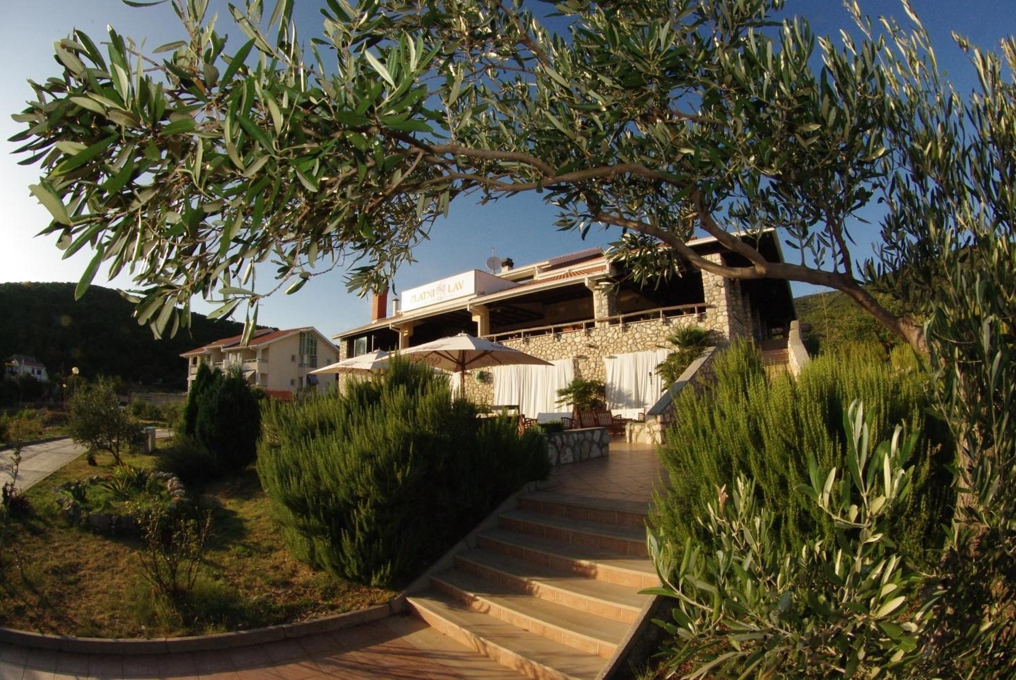 Hotel Zlatni Lav Martinšćica Εξωτερικό φωτογραφία