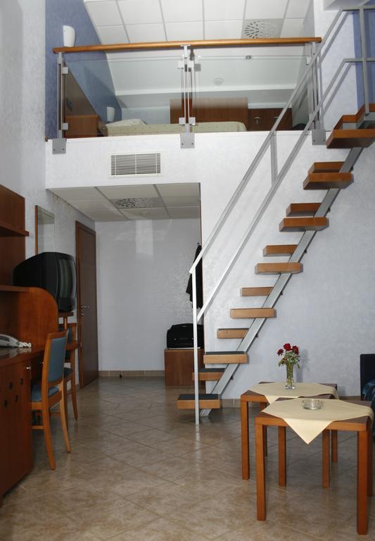 Hotel Zlatni Lav Martinšćica Εξωτερικό φωτογραφία